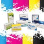 In questa immagine ci sono varie confezioni di prodotti farmaceutici su uno sfondo colorato con macchie di inchiostro.
