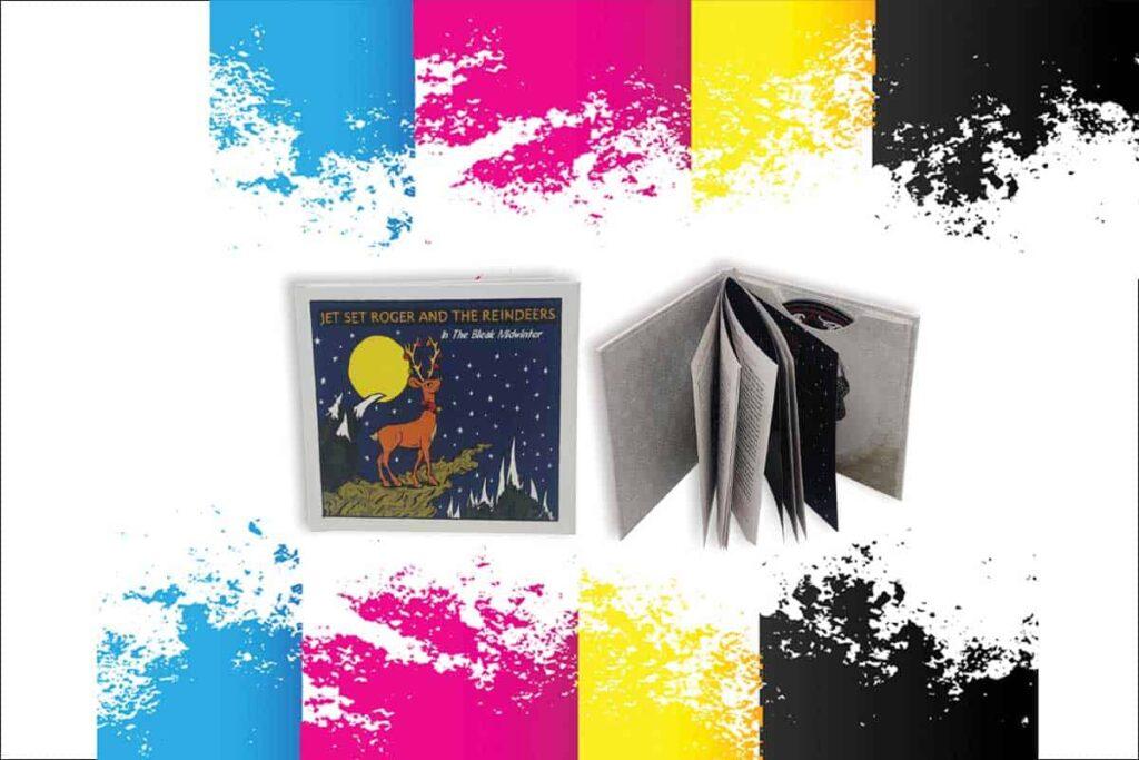 Una copertina di disco accanto a una borsa aperta con colori vivaci di sfondo.