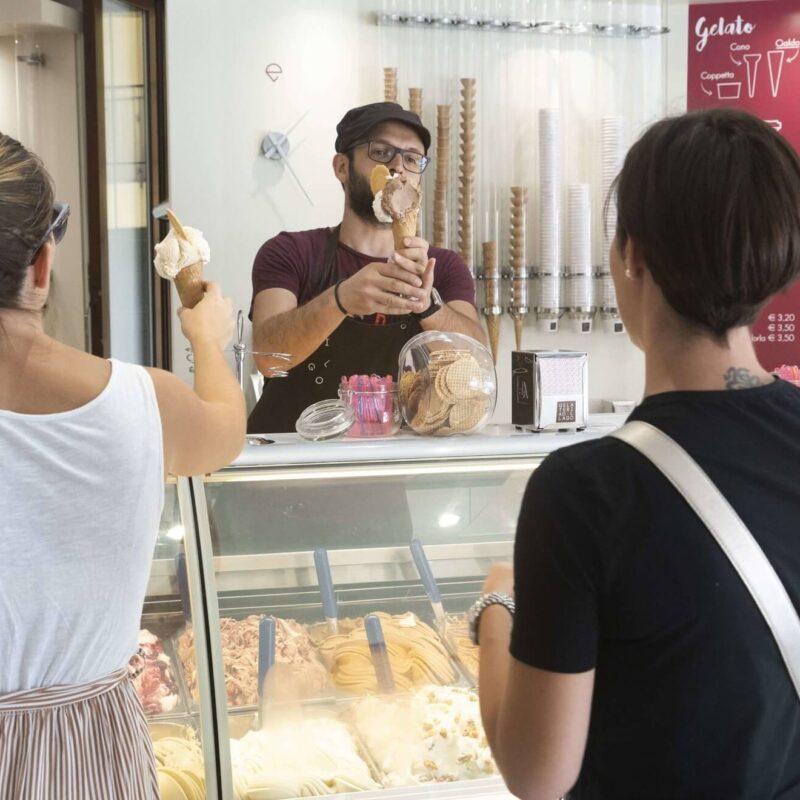 cropped-gelateria_del_lago_servizio_bancone.jpg