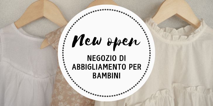 Sfondo con foto di abiti per bambini, logo centrale con scritto "New open negozio di abbigliamento per bambini"