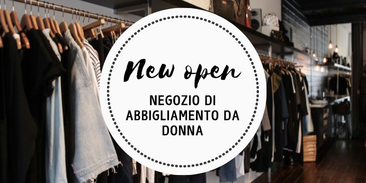 Sullo sfondo l'interno di un negozio di abbigliamento da donna in primo piano uno stemma con la scritta "New Open negozio di abbigliamento da donna"