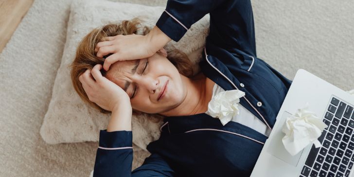 Una donna disperata con un computer che non funziona più, c'è bisogno di assistenza informatica a domicilio!